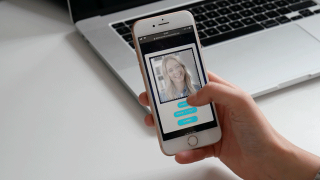 Der Teilnehmer nutzt die VIRTUELLE FOTOBOX, um ein Selfie zu machen und es mit Hintergründen, Rahmen und Stickern zu personalisieren.