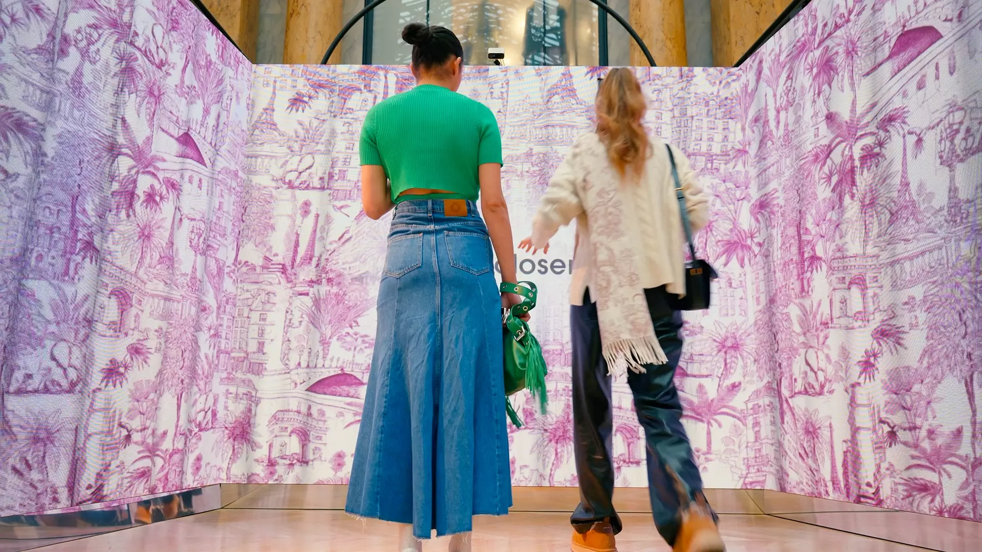 Two influencers in front of the Maje Press Day FW24 digital installation