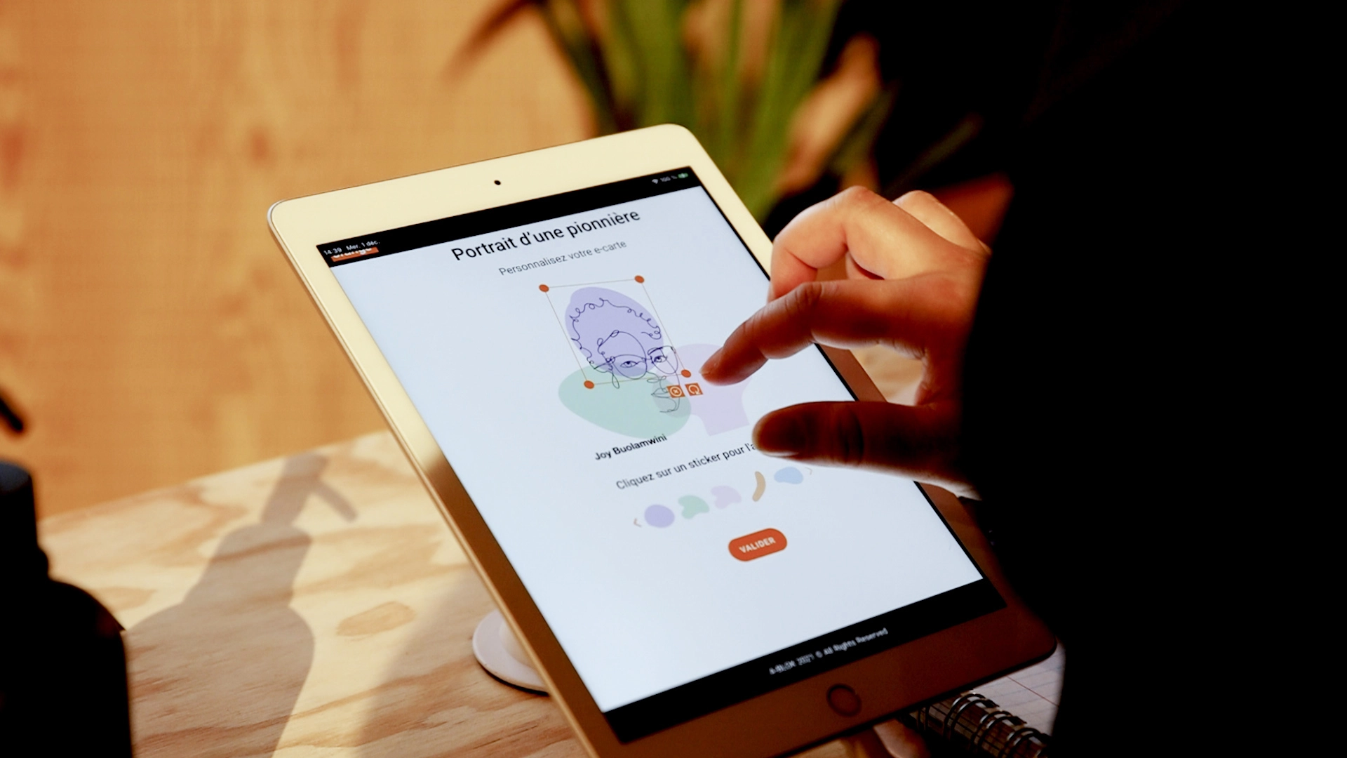 Eine Teilnehmerin färbt das Porträt einer weiblichen Tech-Pionierin mit der digitalen Animation, während der Hello Women Messe