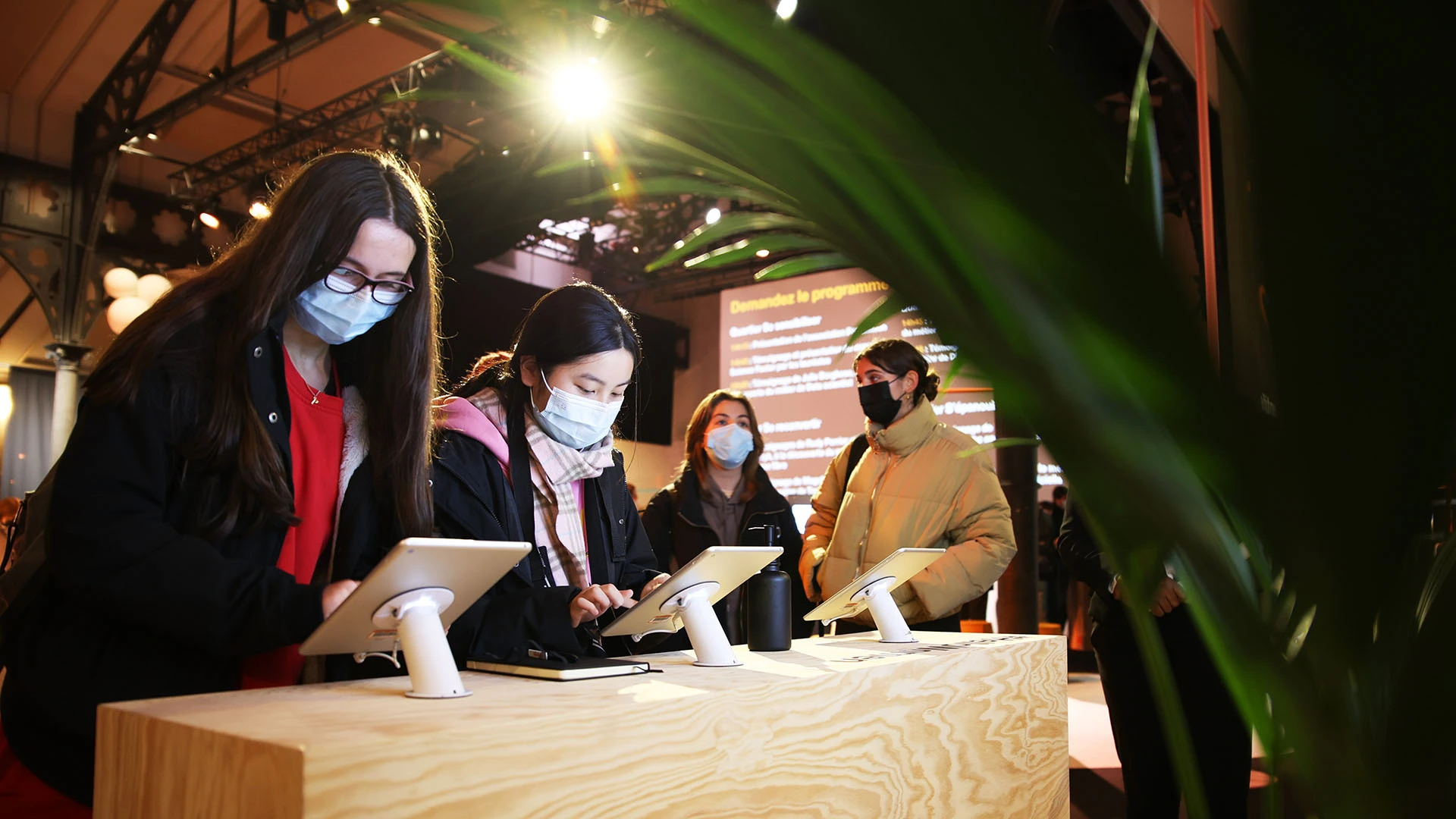 Das digitale Erlebnis trug dazu bei, junge Mädchen während der Hello Women-Ausstellung für technische Berufe zu begeistern