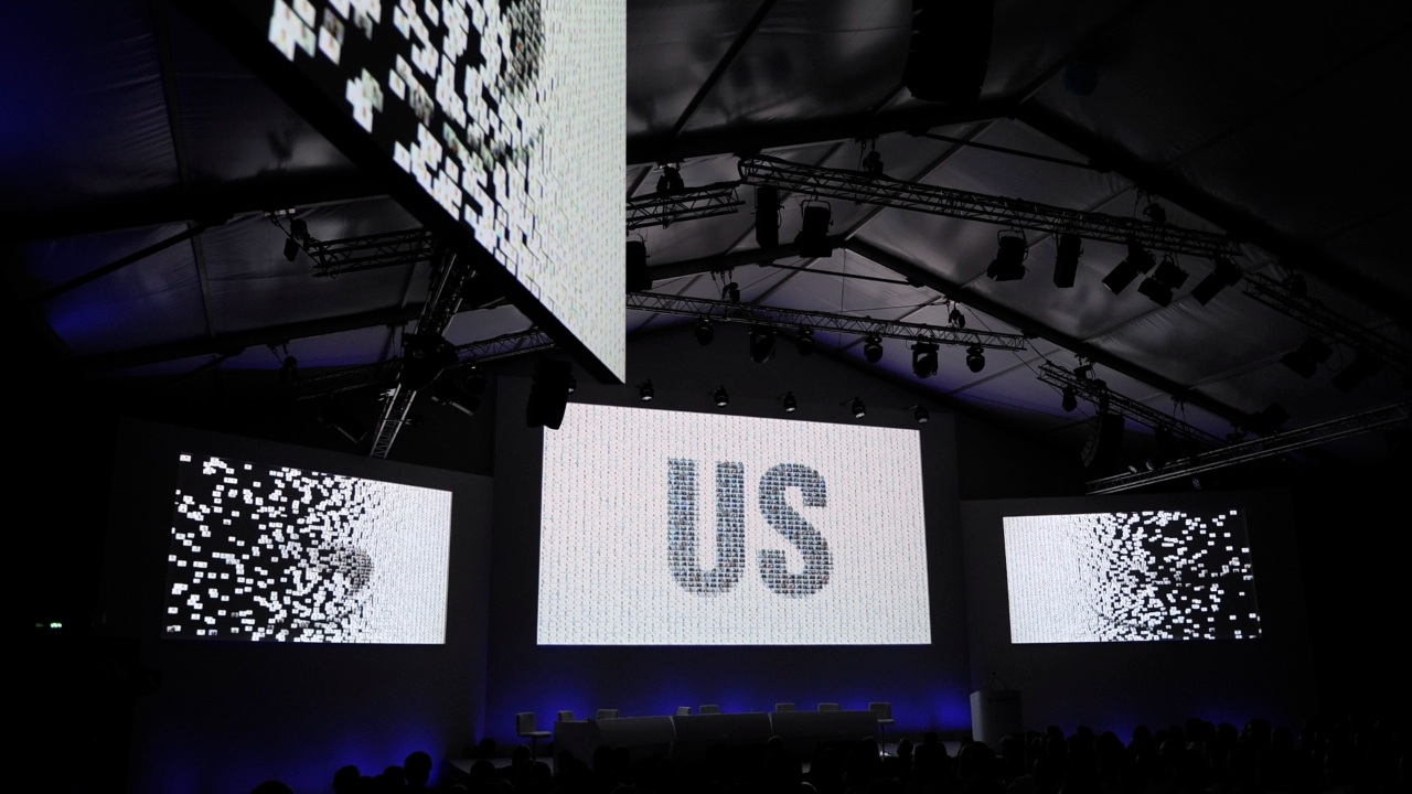 Live creation of a digital photo mosaic on a spectacular screen