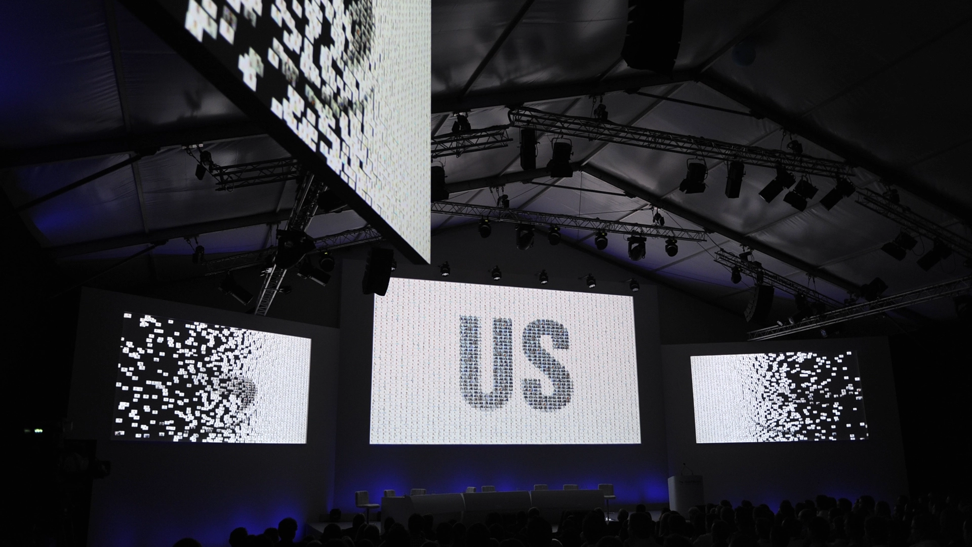 Live creation of a digital photo mosaic on a spectacular screen