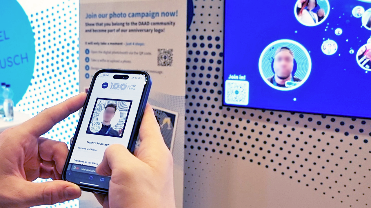 A person personalizes their selfie in DAAD’s colors using A-BLOK’s Virtual Photobooth and displays it in a digital photo mosaic.