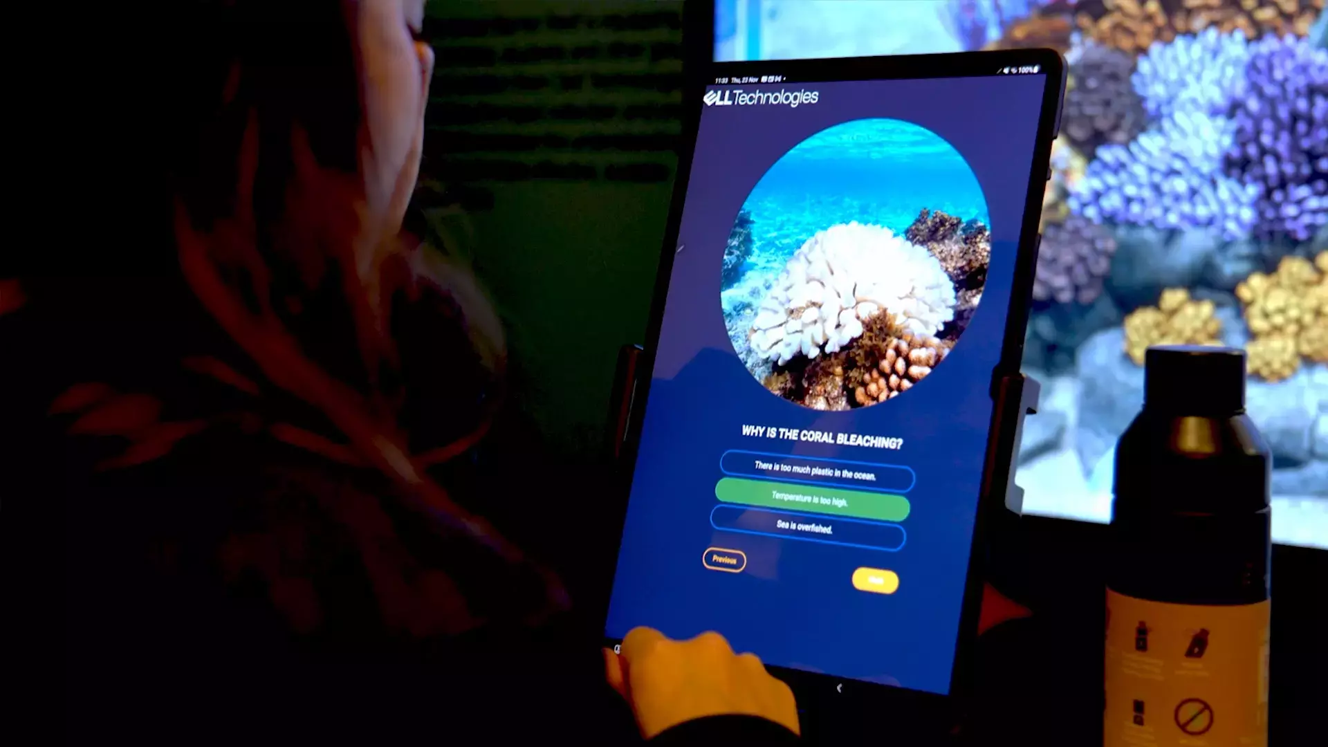 Eine Frau nimmt an der digitalen CSR-Installation Great Barrier Reef Experience teil