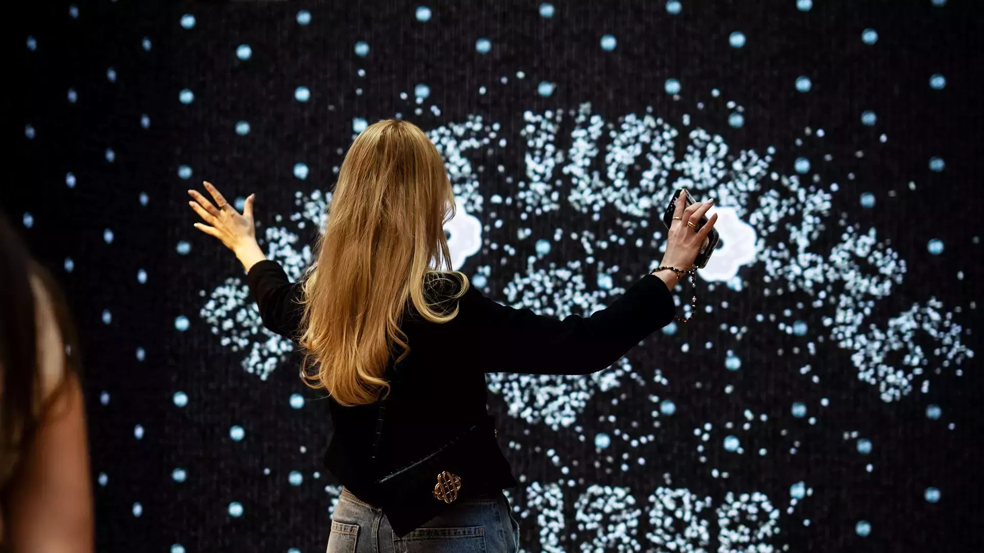Kreation des Maje-Logos aus Diamantpartikeln mit Kinect während des Press Day FW24