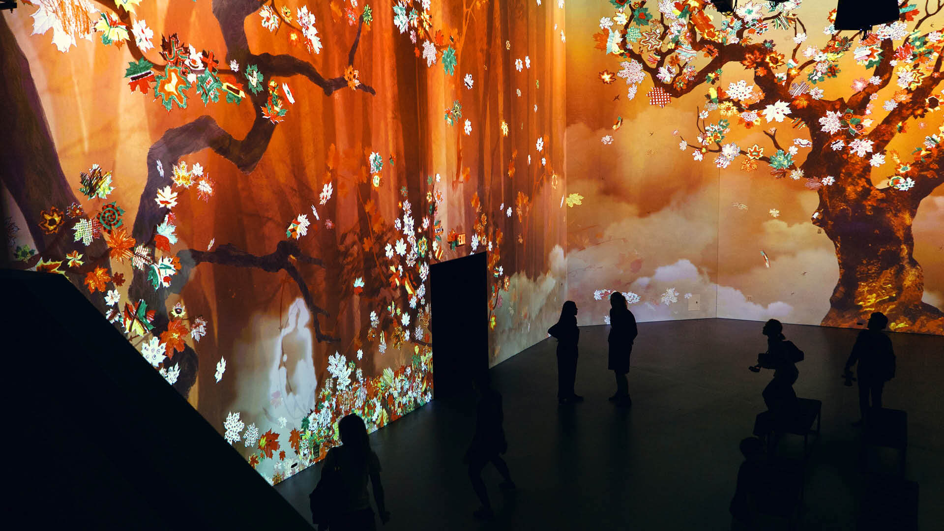 Vom Publikum ausgemalte Blätter von Bäumen werden digitalisiert und an die Wände des Artechouse-Museums projiziert