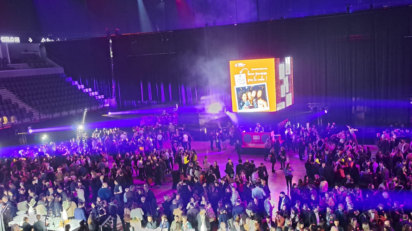 The loop mosaic photo installation displayed on LED screens in a basketball hall for a corporate evening