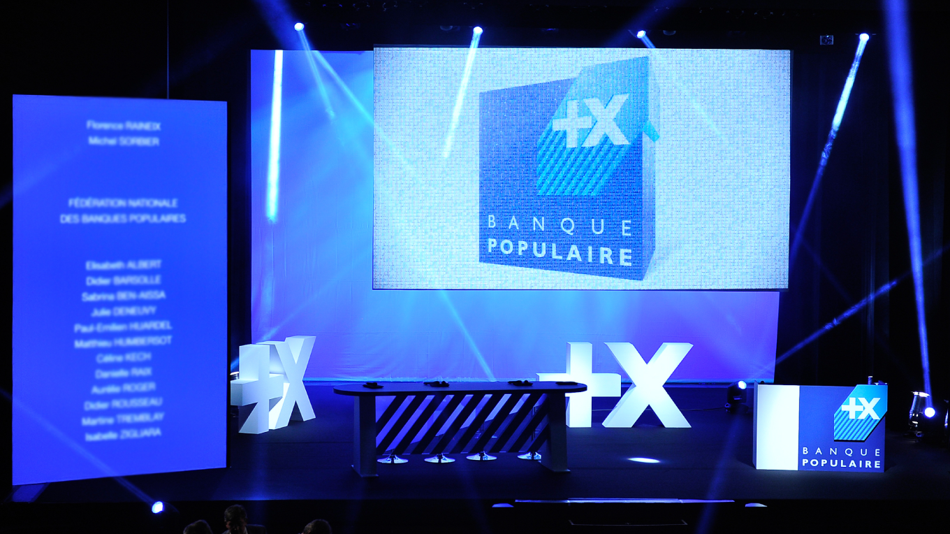 Diffusion de la vidéo d’une mosaïque photo sur un écran pendant une convention